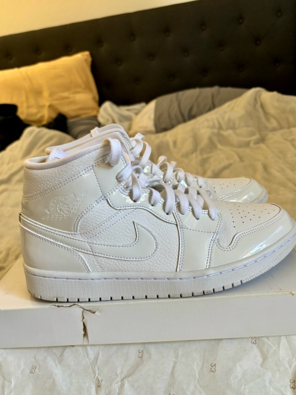 Nike Women's White High-Top Air Jordan 1 MID - Picture 3 of 16